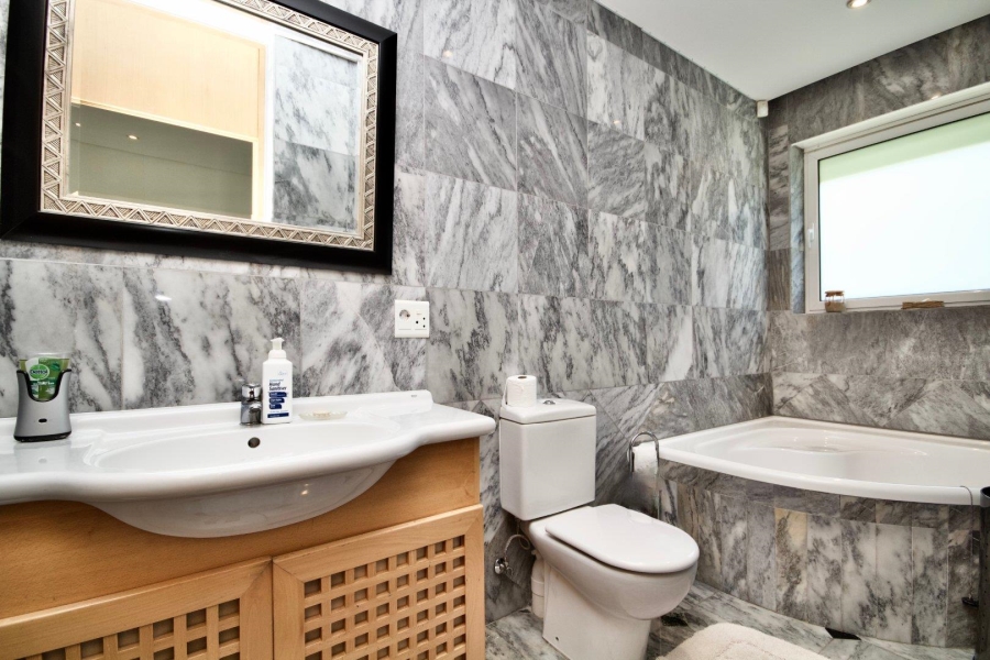 To Let 4 Bedroom Property for Rent in Sunset Links Western Cape